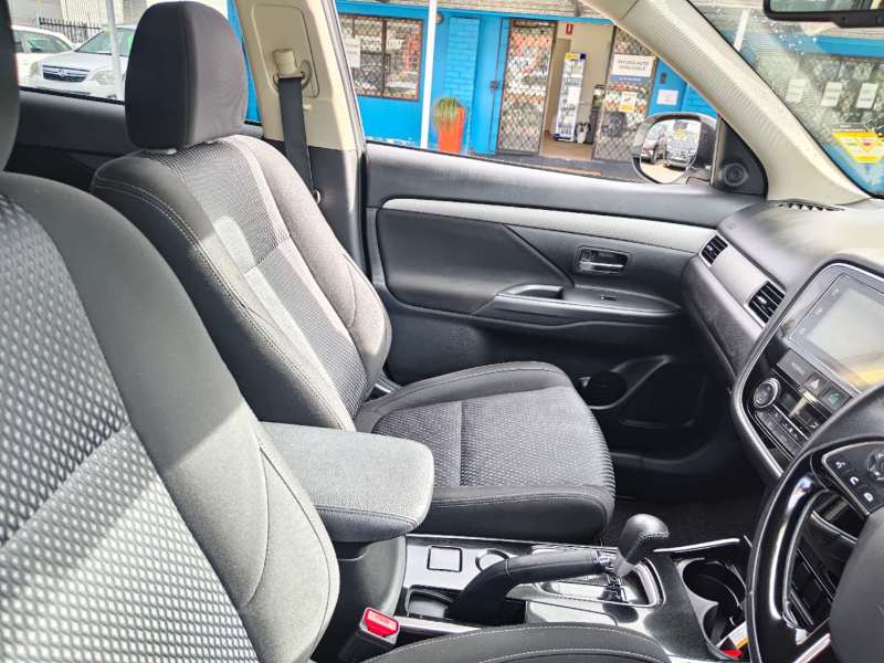 2018 MITSUBISHI OUTLANDER LS 7 SEAT , only 76704km! well maintained, $ 19999 Great car.