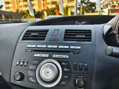 2011 MAZDA MAZDA3 NEO, auto, only 88971km, $ 9999 Great 1st car.