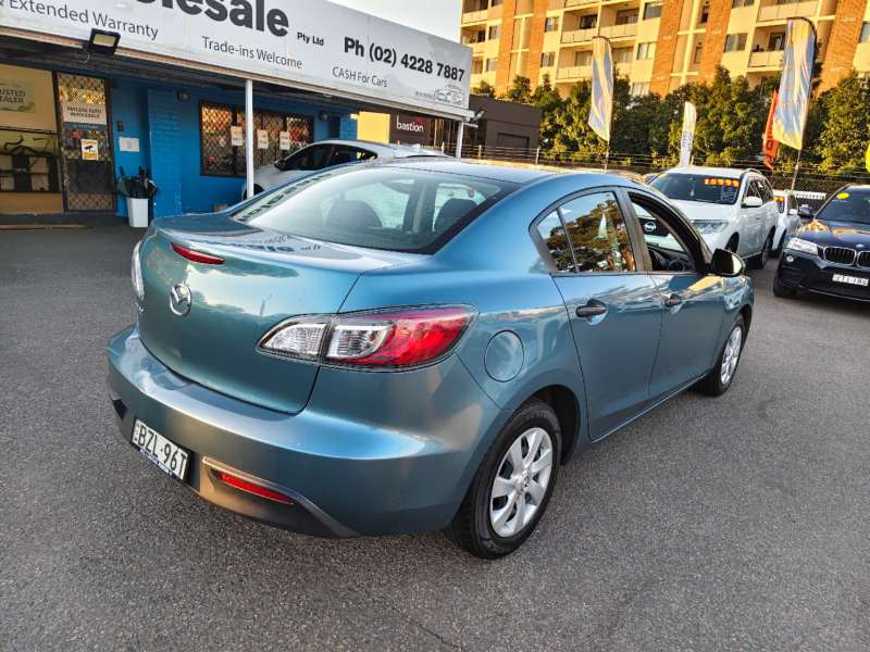 2011 MAZDA MAZDA3 NEO, auto, only 88971km, $ 9999 Great 1st car.