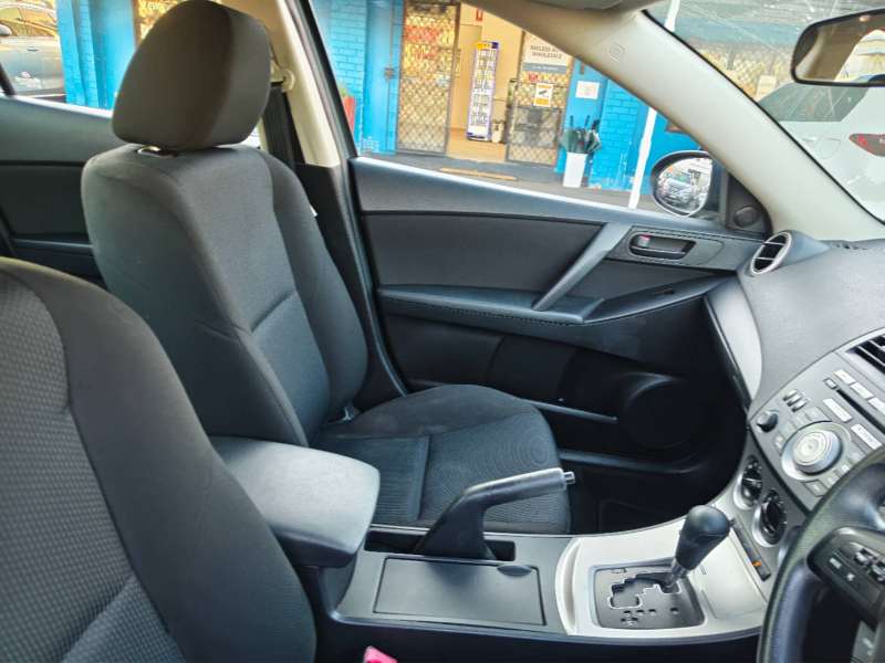 2011 MAZDA MAZDA3 NEO, auto, only 88971km, $ 9999 Great 1st car.