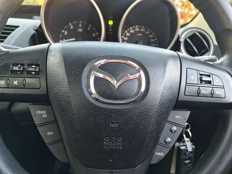 2011 MAZDA MAZDA3 NEO, auto, only 88971km, $ 9999 Great 1st car.