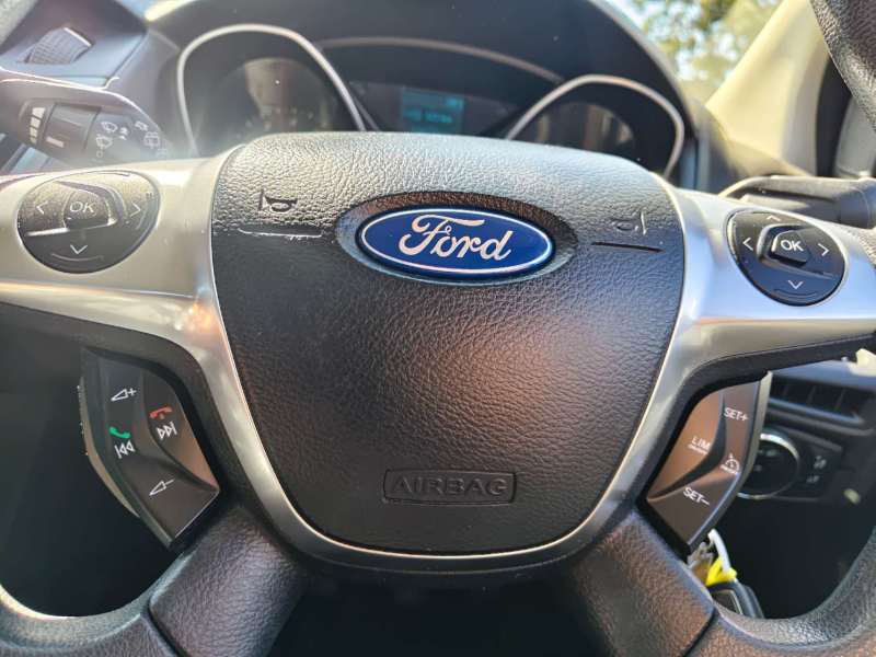 2014 FORD FOCUS TREND, low kilometers, sporty looking, $ 6999 Cheap reliable 1st car.