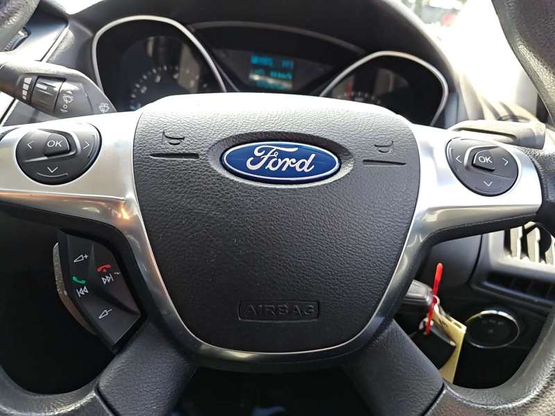 2013 FORD FOCUS AMBIENTE, auto, low kilometers, $ 6999 Cheap reliable 1st car.