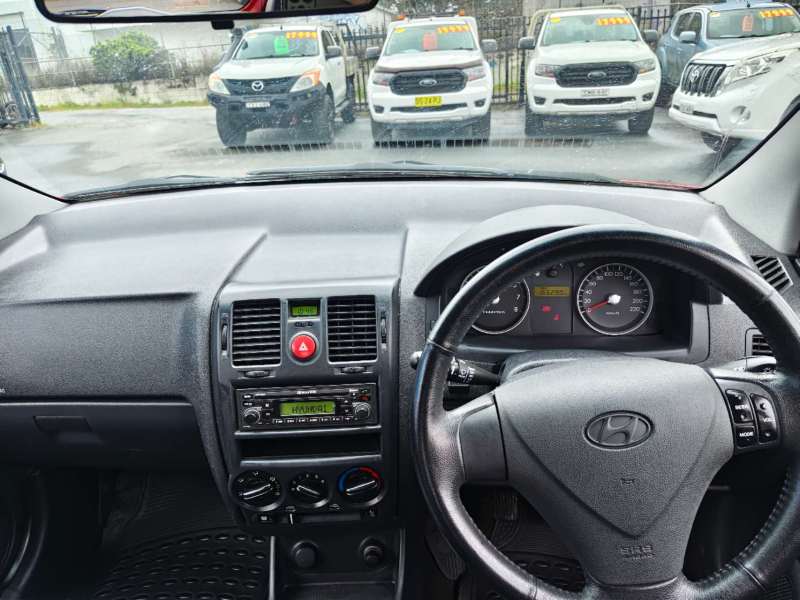 2009 HYUNDAI GETZ SX, manual, low kilometers, $ 4750 Great 1st car.