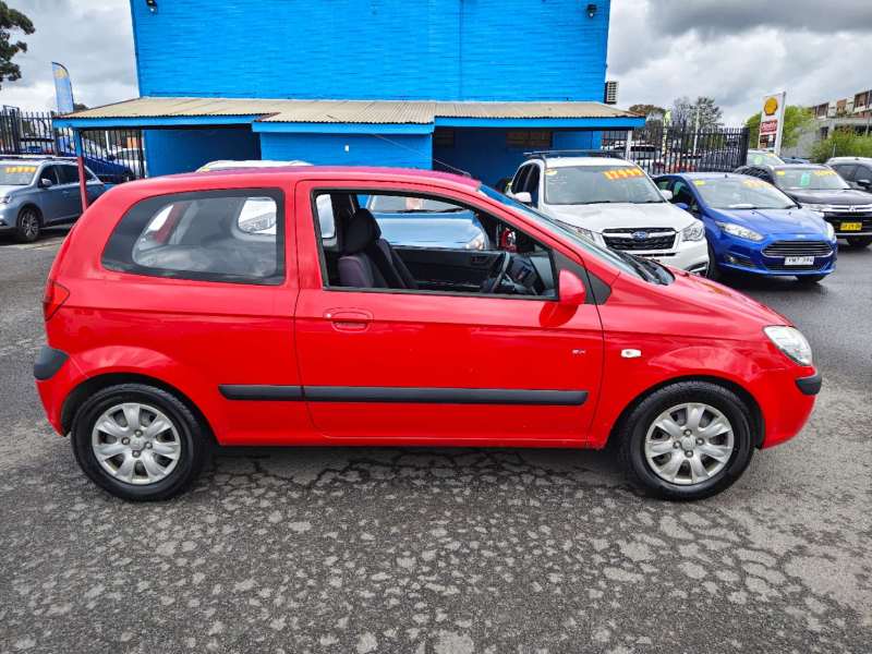 2009 HYUNDAI GETZ SX, manual, low kilometers, $ 4750 Great 1st car.