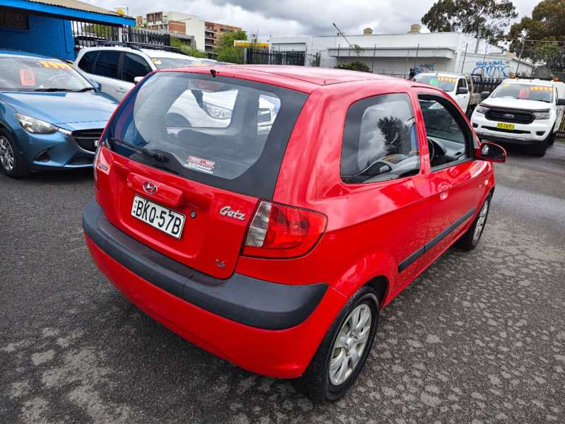 2009 HYUNDAI GETZ SX, manual, low kilometers, $ 4750 Great 1st car.
