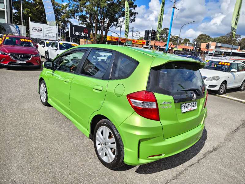 2013 HONDA JAZZ VIBE-S, auto, Top of the range, sporty looking, $ 8999 Great 1st car.