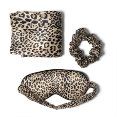 カスタムヒョウ柄ロゴ 100%ポリエステルサテン枕カバー アイマスクとサテンシュシュ ボックス付きギフトセット