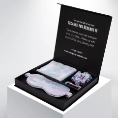 カスタムヒョウ柄ロゴ 100%ポリエステルサテン枕カバー アイマスクとサテンシュシュ ボックス付きギフトセット