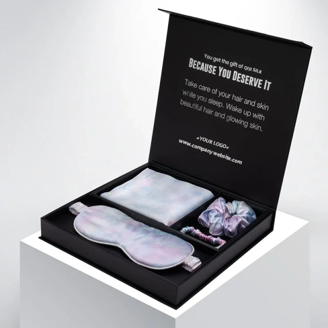 カスタムヒョウ柄ロゴ 100%ポリエステルサテン枕カバー アイマスクとサテンシュシュ ボックス付きギフトセット