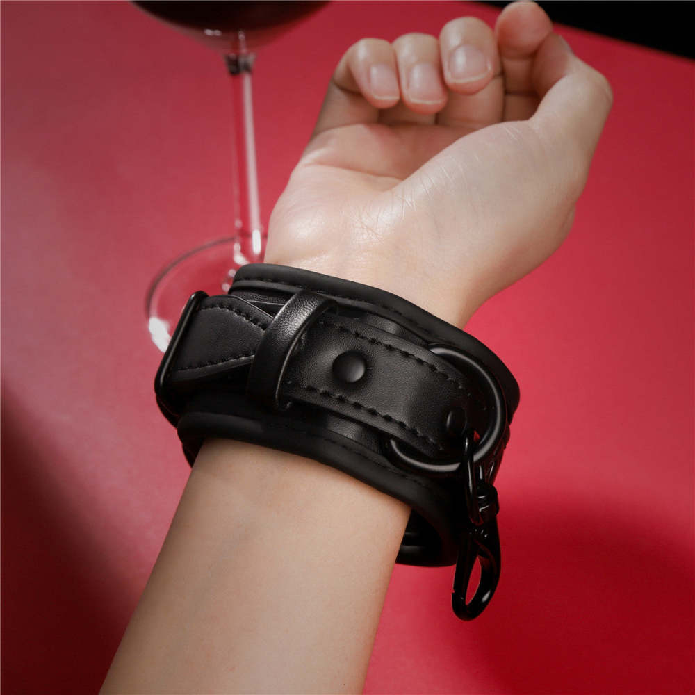 Fun sm Bondage Black Handcuffs Passion Couple Toys Soft Leather Lover Couple Adult Sex Toys