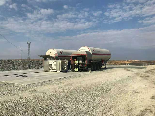 LNG refueling semi-trailer