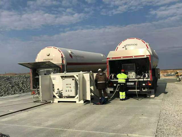 LNG refueling semi-trailer