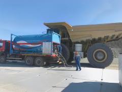 LNG refueling semi-trailer