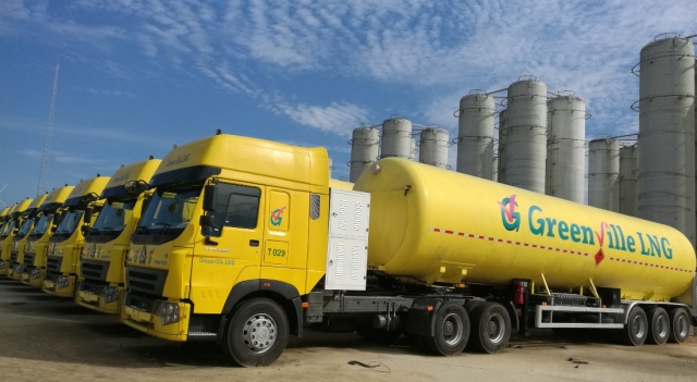 LNG transport semi-trailer
