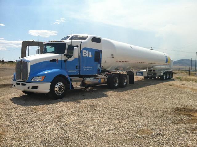 LNG transport semi-trailer