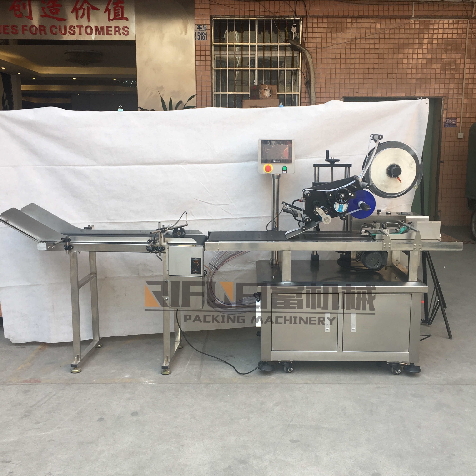 Automatic flat surface paging labeling machine
