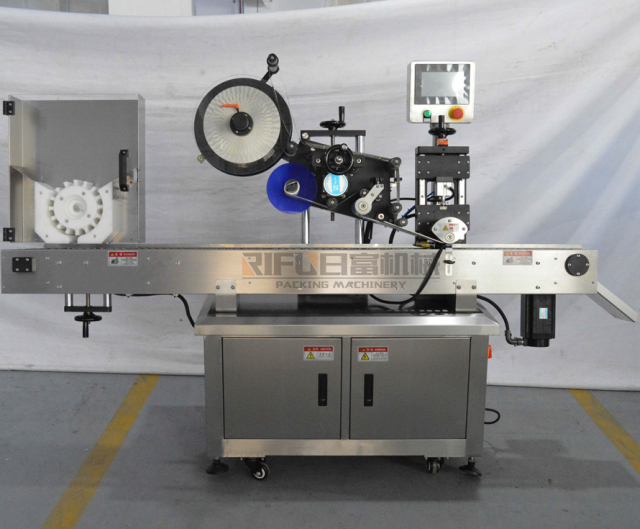 Automatic horizontal labeling machine