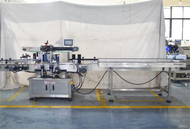 Automatic three sides bottle labeling machine for square bottle jar can