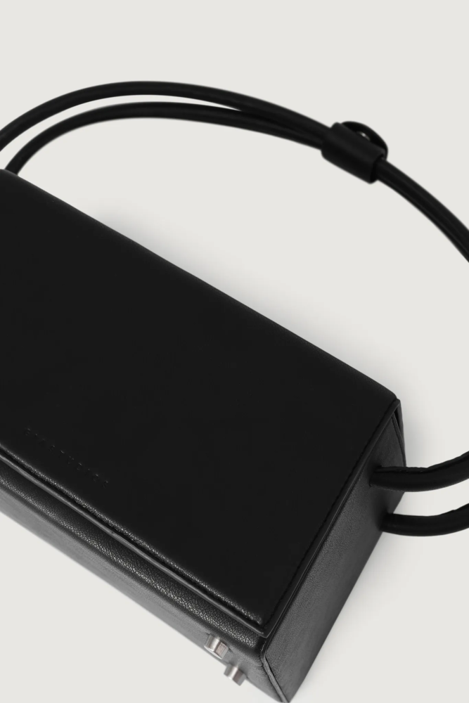 VEGAN LEATHER DRUM BAG IN BLACK