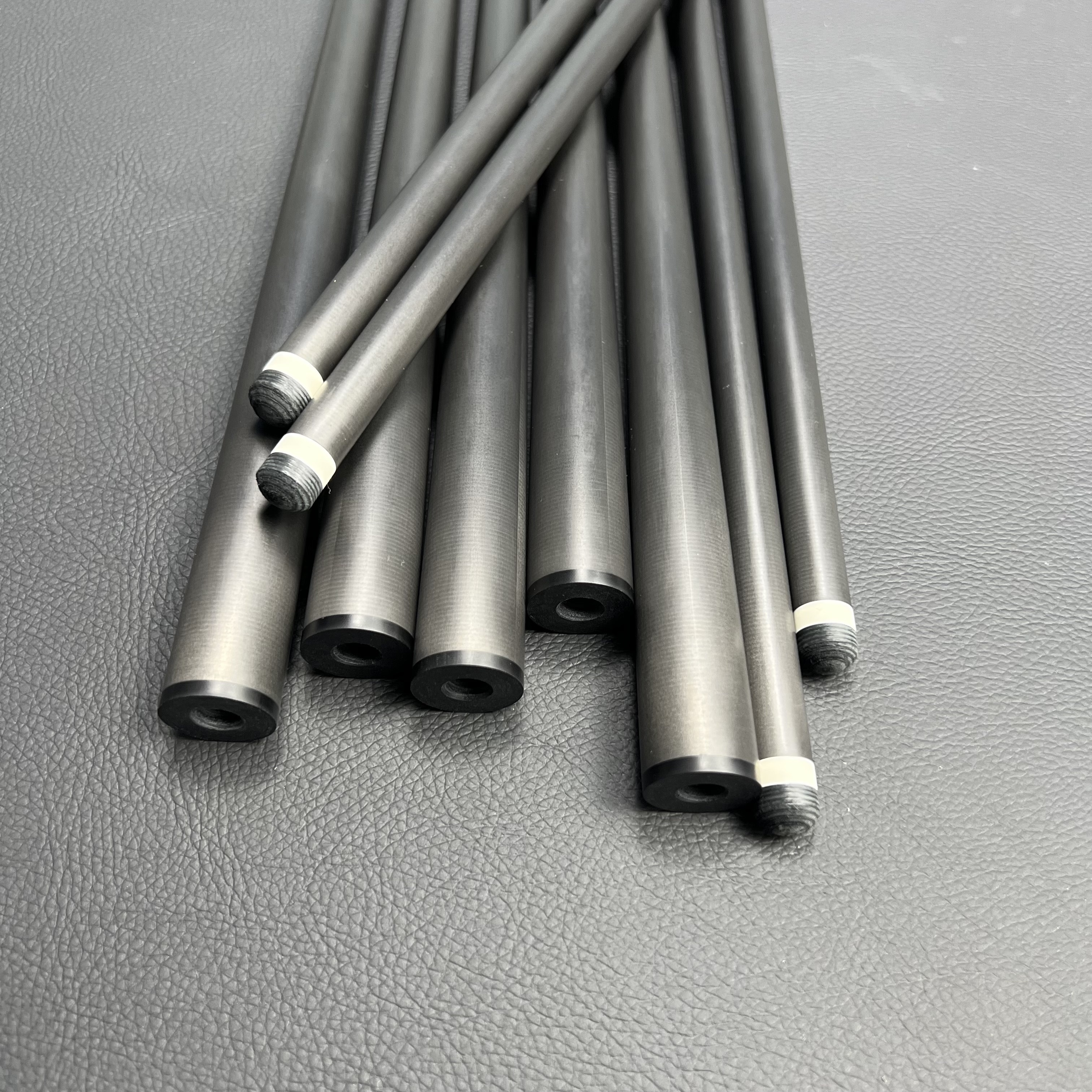 11.8mm 12.4mm12.5mm Custom Low deflection carbon pool cue carbon cue shaft with Kamui tip