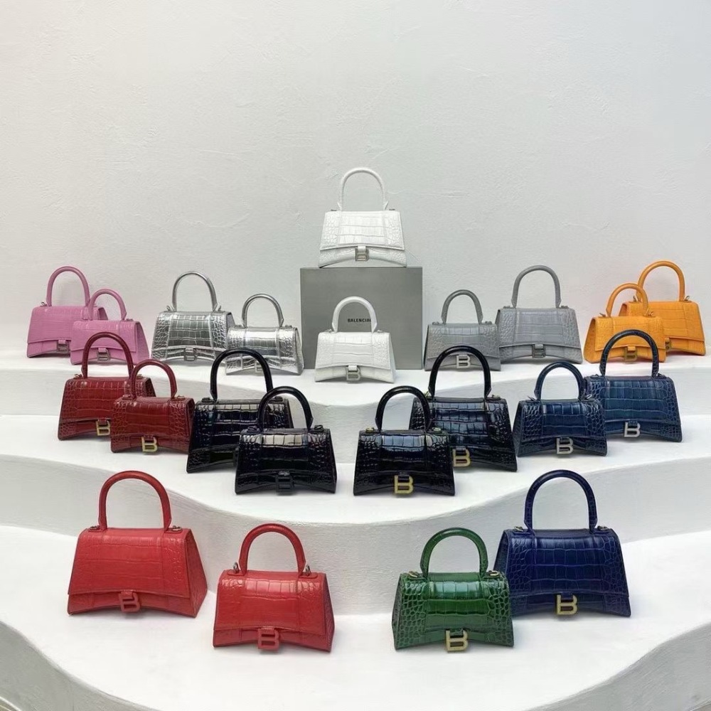 LV GUCCI For more products and more pictures, please contact us via WhatsApp in the bottom right corner.