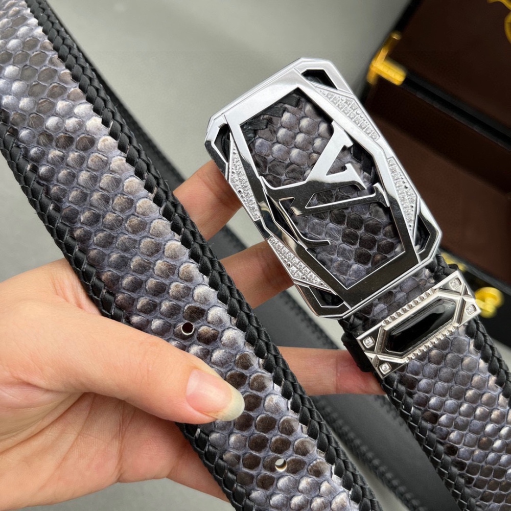 Ferragamo LV GUCCI For more products and more pictures, please contact us via WhatsApp in the bottom right corner.