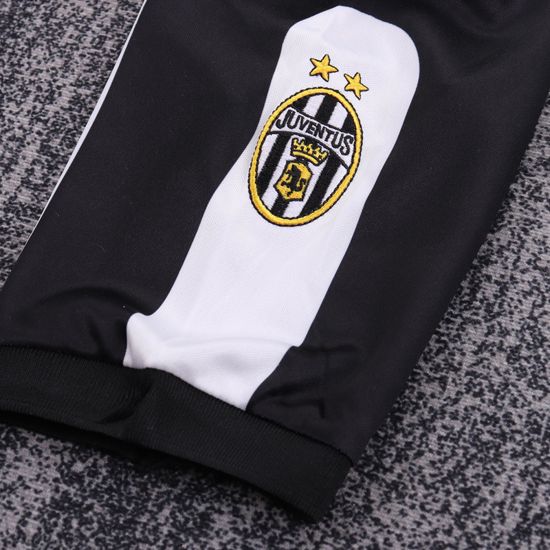 1997-98 JUVENTUS HOME KIDS KIT