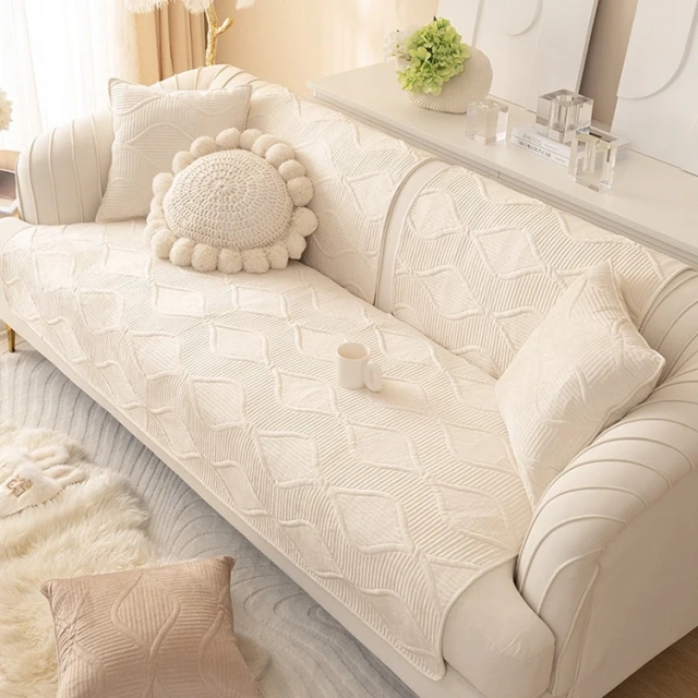 Luxury Design 100% Polyester Quilted Velvet Sofa Cover Geometric Pattern Cosy Plush Non-Slip Sofa Cover For Sectional Sofa