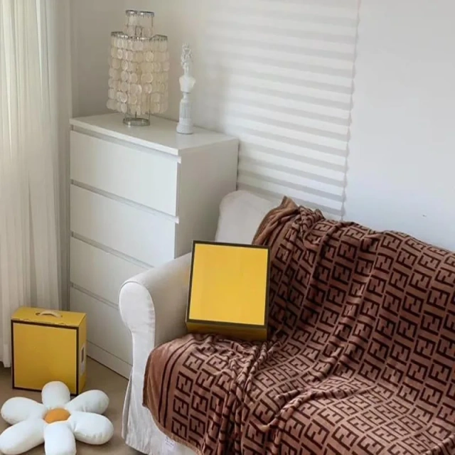 Hot Selling Luxury Brand Flannel Blankets Fleece Soft for Bedroom