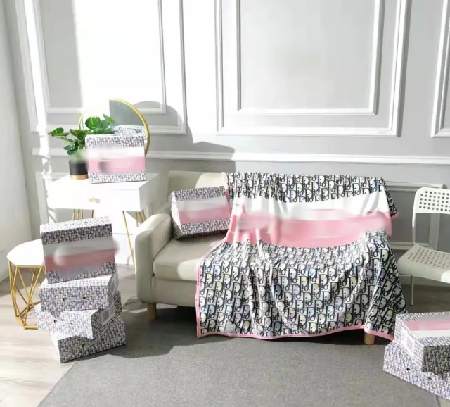 Hot Selling Luxury Brand Flannel Blankets Fleece Soft for Bedroom