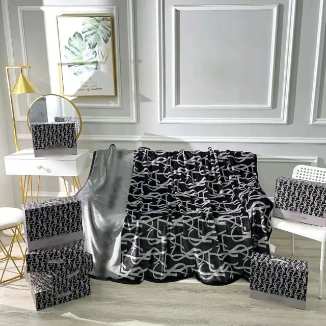 Hot Selling Luxury Brand Flannel Blankets Fleece Soft for Bedroom