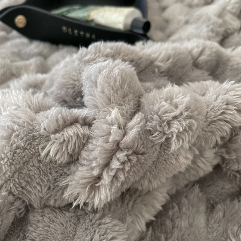 460 GSM air condition throw blanket winter warm 3D Embossed Velvet fleece reversible thick Throw Blanket for bed