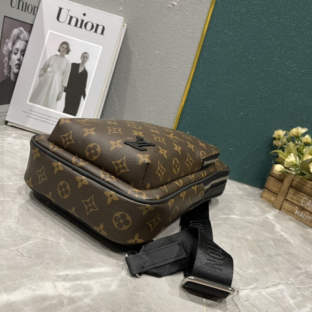 Luxurys Fashion Bumbag Designers Bags Leather Shoulder Bags Cross Body Chest Pack Designer Bag M46327