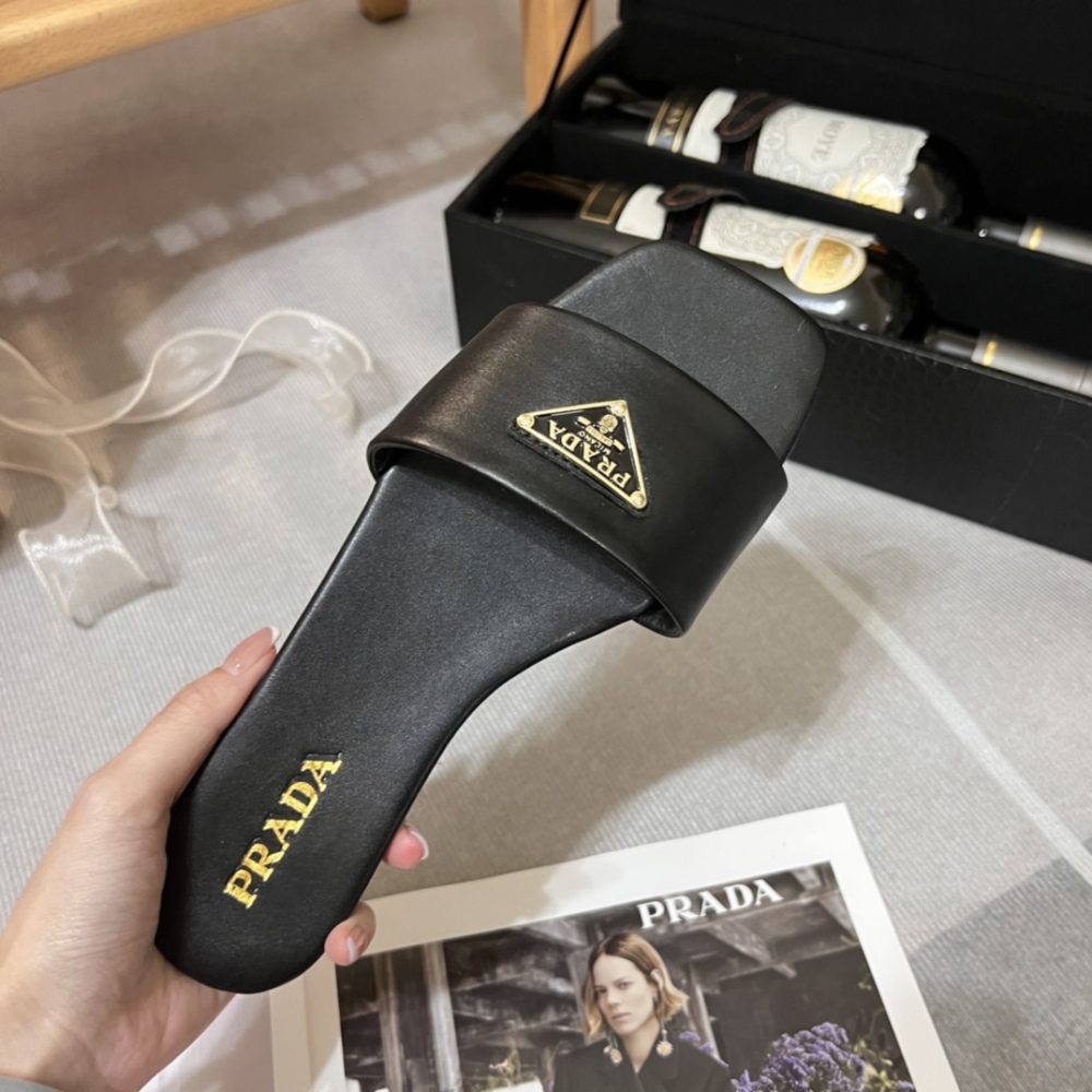 PRA Designer Fashon New Style Triangle Women's Slippers Casual Leather Flat Shoes Summer Beach Slippers