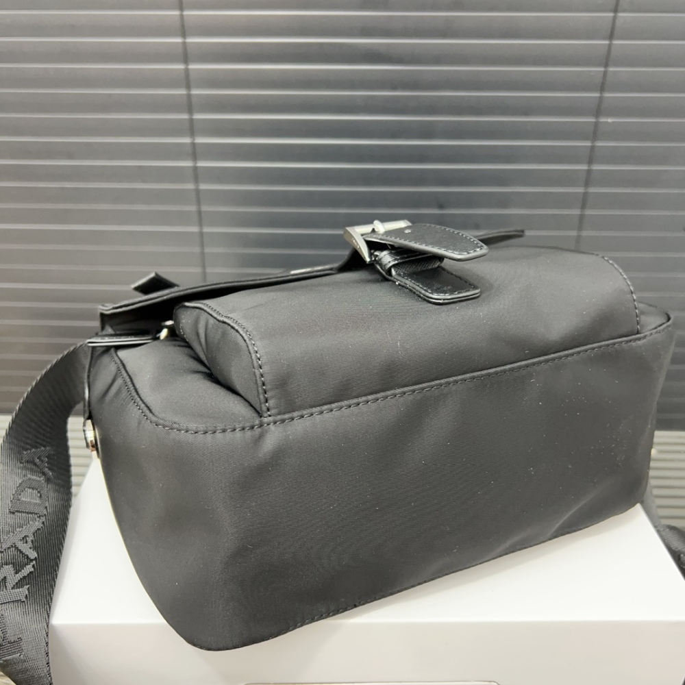 PRA Nylon Flip Messenger Bag Triangular Shoulder Bag Men's Crossbody Bag