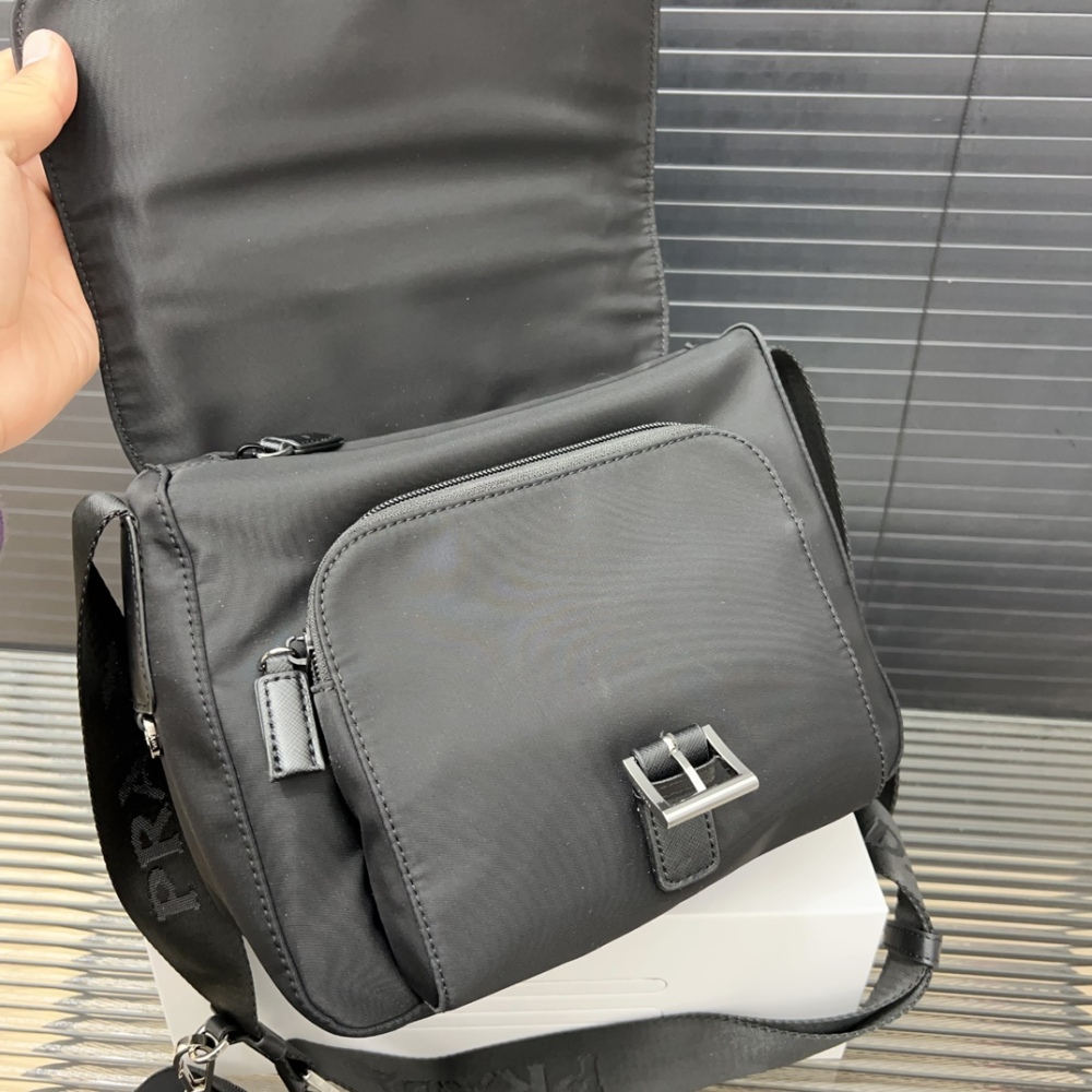 PRA Nylon Flip Messenger Bag Triangular Shoulder Bag Men's Crossbody Bag