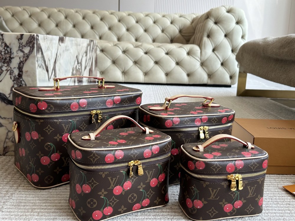 LV Cherry Cosmetic Bags Luxurys Tote Womens Men Fashion Make Up Chain Bags