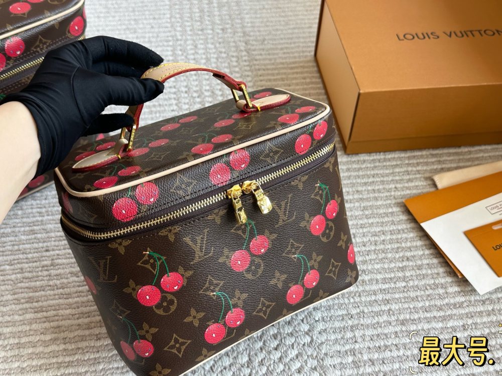 LV Cherry Cosmetic Bags Luxurys Tote Womens Men Fashion Make Up Chain Bags