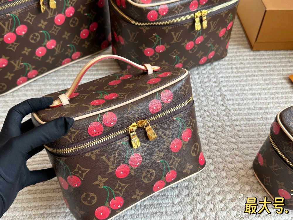 LV Cherry Cosmetic Bags Luxurys Tote Womens Men Fashion Make Up Chain Bags