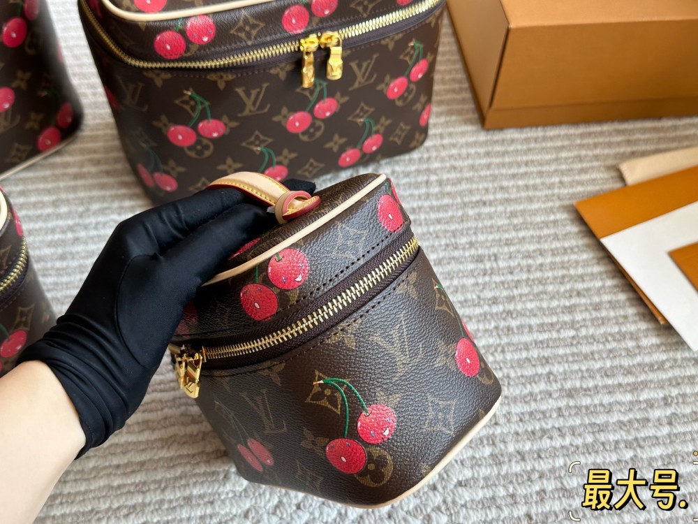 LV Cherry Cosmetic Bags Luxurys Tote Womens Men Fashion Make Up Chain Bags