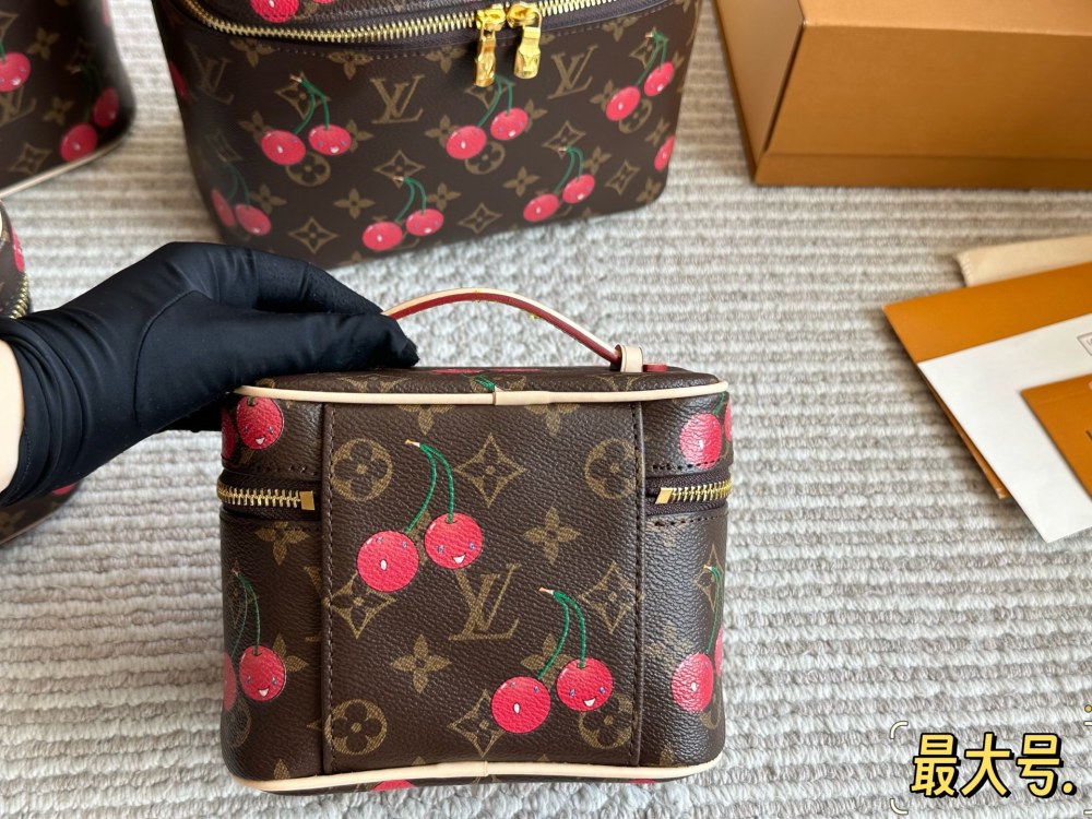 LV Cherry Cosmetic Bags Luxurys Tote Womens Men Fashion Make Up Chain Bags
