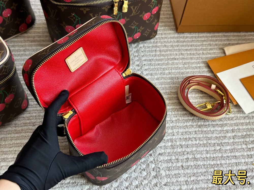 LV Cherry Cosmetic Bags Luxurys Tote Womens Men Fashion Make Up Chain Bags
