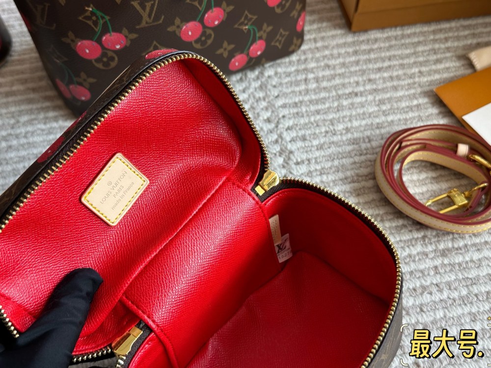 LV Cherry Cosmetic Bags Luxurys Tote Womens Men Fashion Make Up Chain Bags