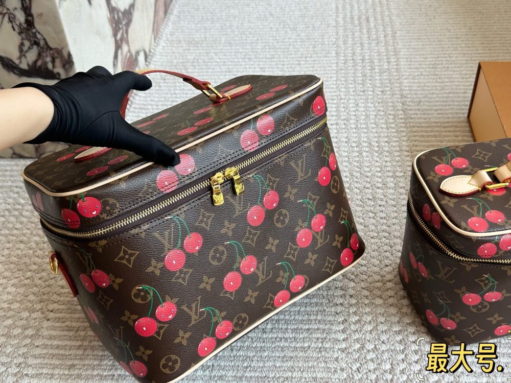 LV Cherry Cosmetic Bags Luxurys Tote Womens Men Fashion Make Up Chain Bags