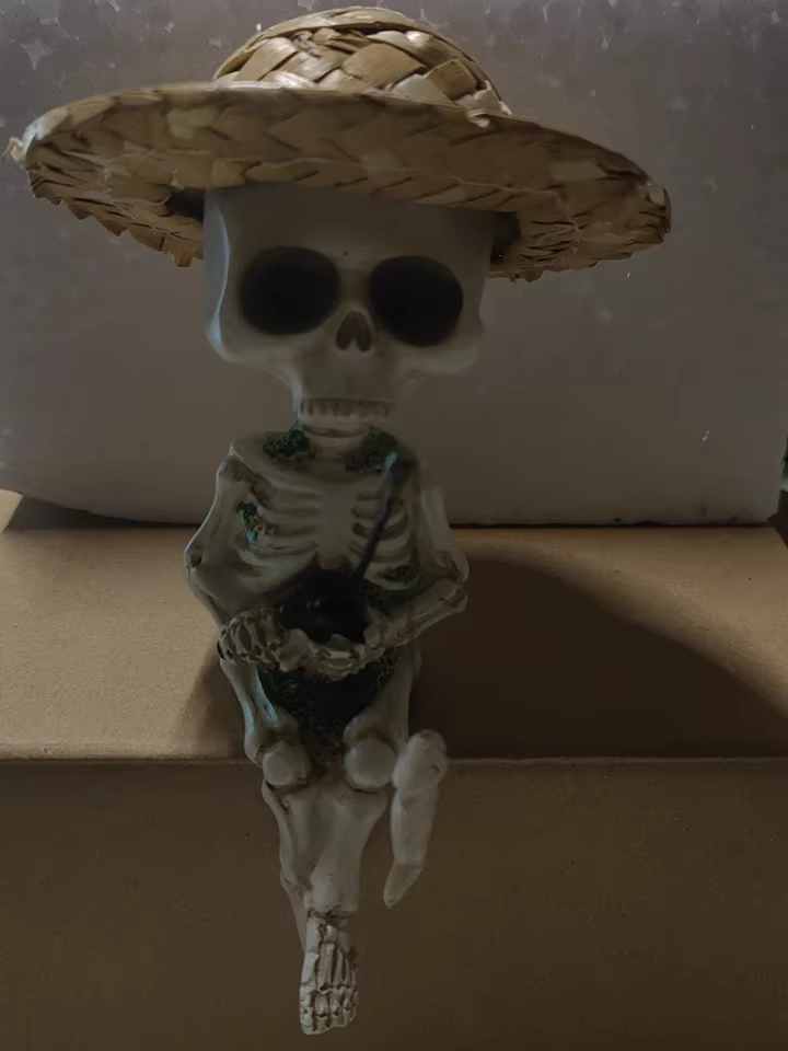 Skeleton Fishing Figurine – Gothic Halloween Desk Edge Ornament with Straw Hat