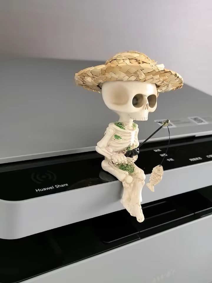 Skeleton Fishing Figurine – Gothic Halloween Desk Edge Ornament with Straw Hat