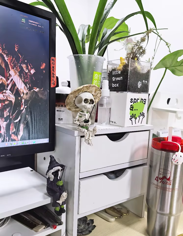 Skeleton Fishing Figurine – Gothic Halloween Desk Edge Ornament with Straw Hat