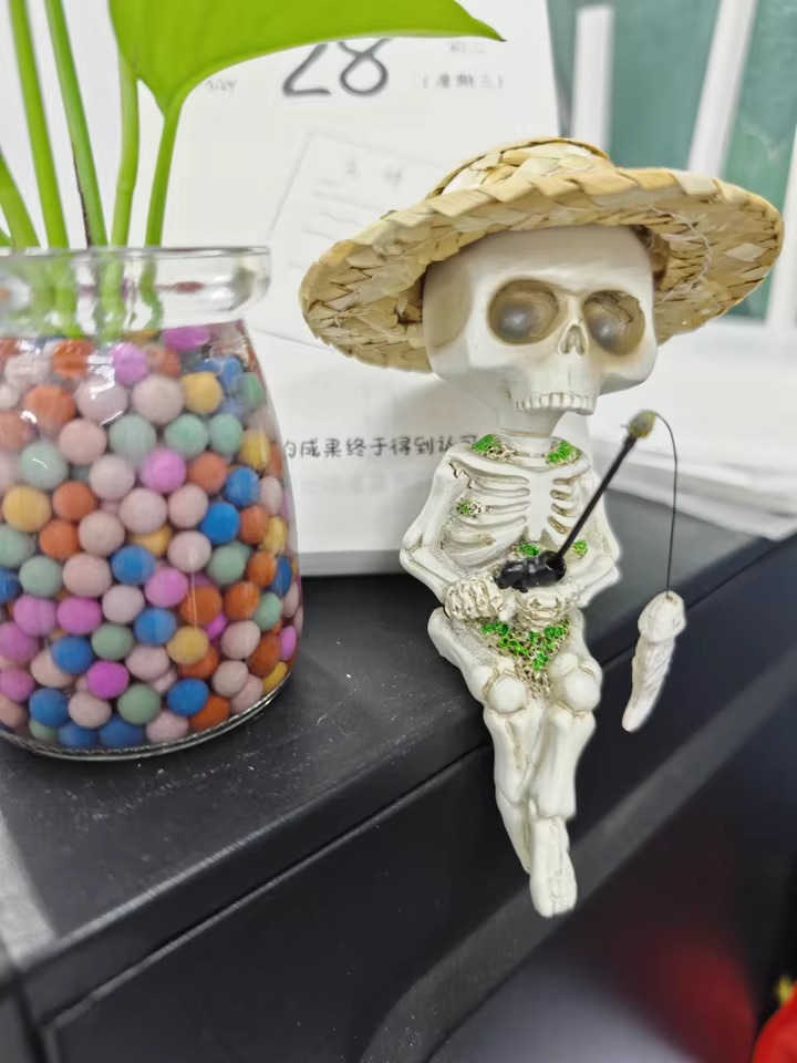 Skeleton Fishing Figurine – Gothic Halloween Desk Edge Ornament with Straw Hat