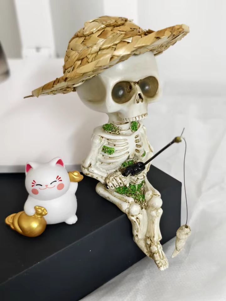 Skeleton Fishing Figurine – Gothic Halloween Desk Edge Ornament with Straw Hat